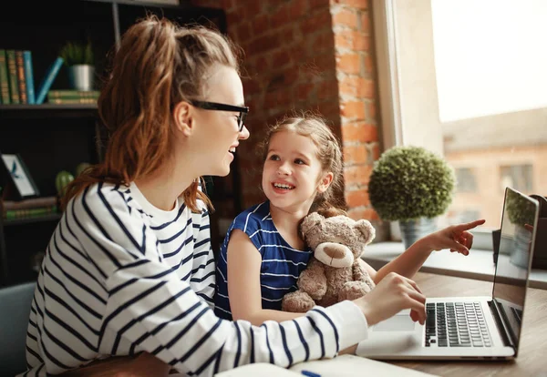 Vidám Kislány Néz Fiatal Mutató Laptop Miközben Segít Anya Távoli — Stock Fotó