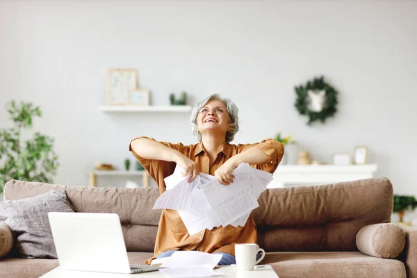 Opgewonden Senior Dame Glimlachen Gooien Van Documenten Afloop Van Freelance — Stockfoto