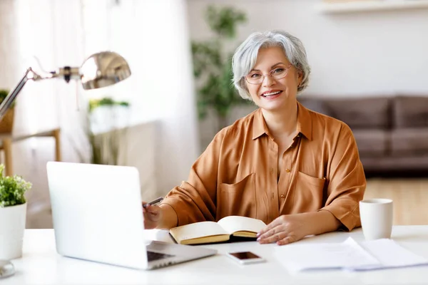 Mulher Sênior Com Laptop Notebook Sorrindo Olhando Para Câmera Enquanto — Fotografia de Stock