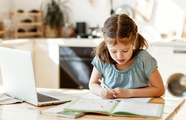 Concentrat Fată Serioasă Școală Elementară Scriind Caiet Timp Stătea Masă — Fotografie, imagine de stoc