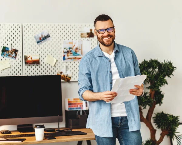 Freelancer Masculino Jovem Positivo Desgaste Casual Óculos Com Documentos Mãos — Fotografia de Stock