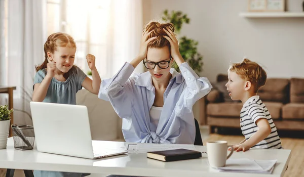 Pequeños Niños Traviesos Ruidos Distracción Madre Freelancer Tratando Concentrarse Ordenador — Foto de Stock