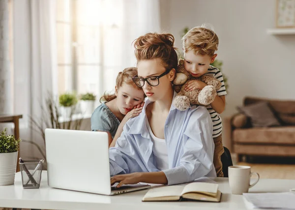 Lugn Liten Dotter Och Son Kramar Pensiv Kvinnlig Frilansare Glasögon — Stockfoto