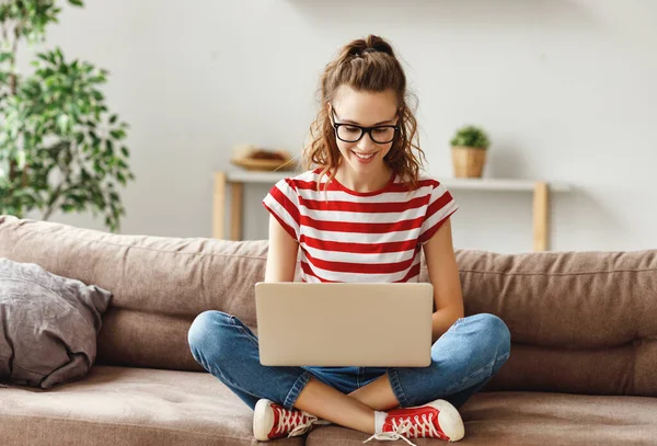 Joyeux Jeune Pigiste Féminine Dans Des Lunettes Des Vêtements Décontractés — Photo