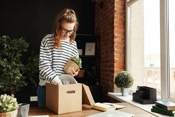 Bajo Ángulo Empleada Satisfecha Gafas Ropa Casual Pie Mesa Madera —  Fotos de Stock