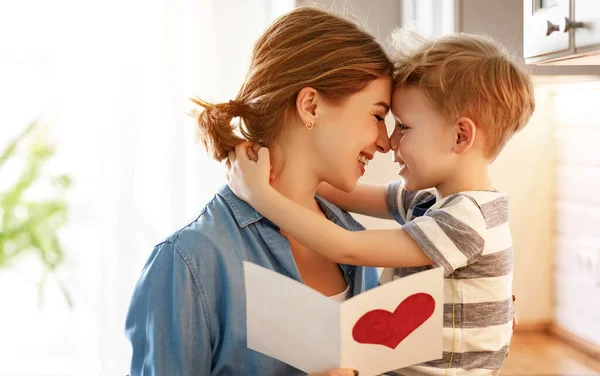 Feliz Niño Felicitando Madre Sonriente Dando Tarjeta Con Corazón Rojo —  Fotos de Stock