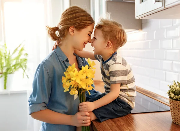 Ragazzo Allegro Sorridente Abbracciando Donna Felice Con Mazzo Fiori Durante — Foto Stock