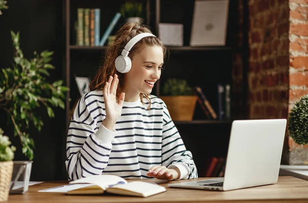 Vreugdevolle Jonge Vrouw Draadloze Hoofdtelefoon Zwaaien Toverstaf Begroeten Scherm Terwijl — Stockfoto