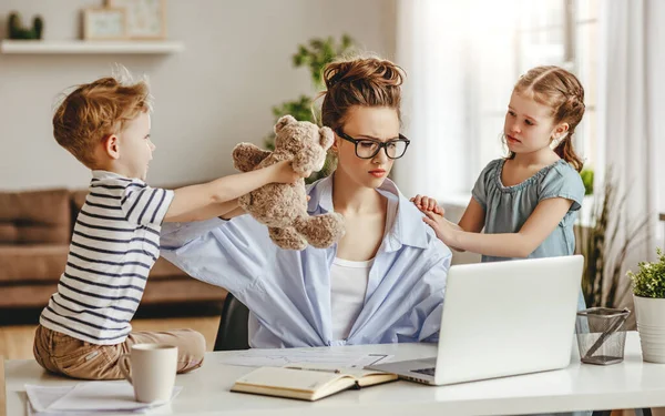 Fille Bouleversée Câlins Petit Fils Montrant Jouet Mère Occupée Pigiste — Photo