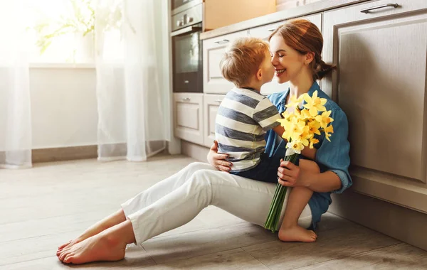 Glada Pojke Ler Och Kramas Lycklig Kvinna Med Bukett Blommor — Stockfoto