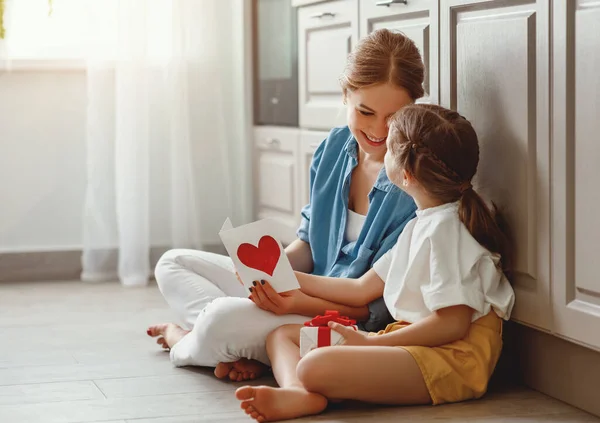 Щаслива Маленька Дівчинка Вітає Усміхнену Матір Дарує Листівку Червоним Серцем — стокове фото