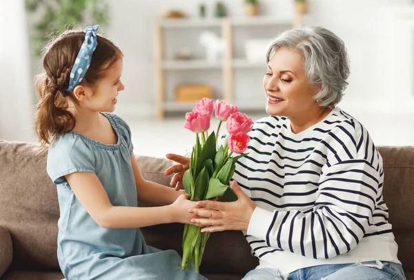 Mulher Cabelos Grisalhos Encantada Desgaste Casual Recebendo Buquê Tulipas Rosa — Fotografia de Stock