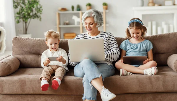 Positive Moderne Grauhaarige Großmutter Trendigen Outfit Mit Laptop Während Sie — Stockfoto
