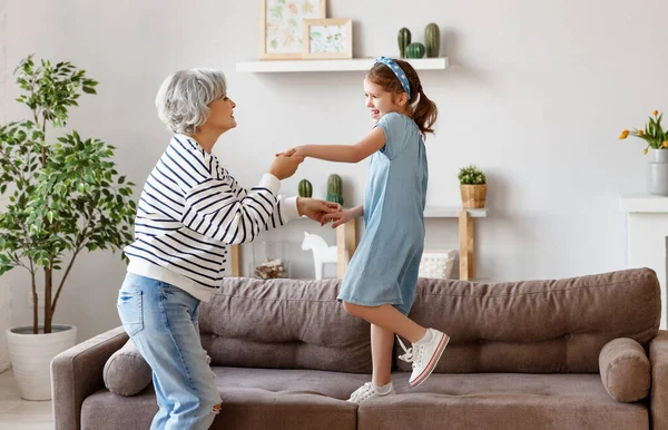 Seitenansicht Einer Grauhaarigen Frau Gestreiftem Hemd Und Jeans Die Mit — Stockfoto