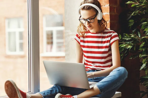 Crop Pensive Blij Vrouw Glazen Draadloze Hoofdtelefoon Gericht Het Scherm — Stockfoto