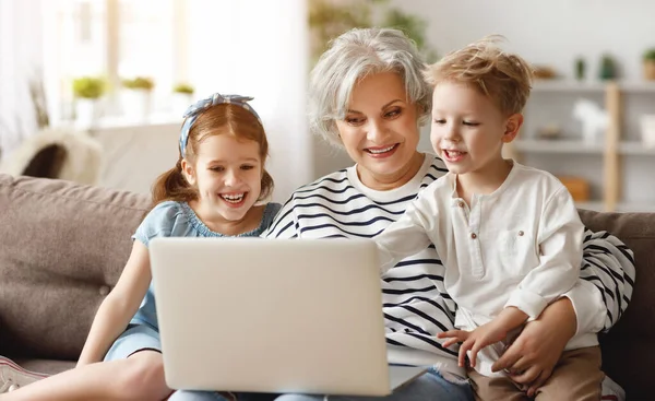 Glada Senior Kvinna Njuter Tid Med Små Barnbarn Medan Sitter — Stockfoto