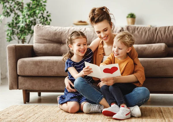 Vreugdevolle Jonge Moeder Kleine Kinderen Zitten Vloer Buurt Van Bank — Stockfoto