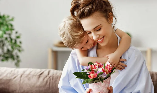 Feliz Jovem Mãe Desfrutando Apresentado Buquê Flores Frescas Delicadas Enquanto — Fotografia de Stock