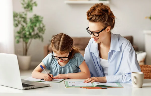 Madre Alegre Gafas Ropa Casual Con Libro Ayudando Diligente Hija — Foto de Stock