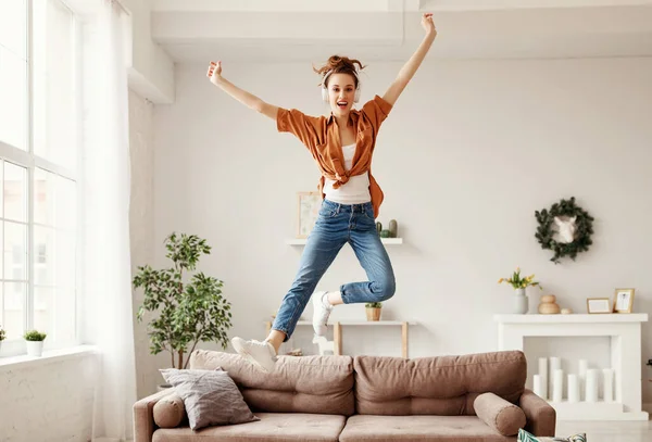 Angle Bas Jeune Femme Ravie Dans Des Écouteurs Sans Fil — Photo