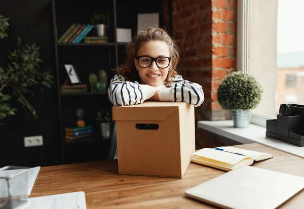 Joven Recién Llegada Gafas Ropa Casual Sonriendo Cámara Mientras Sienta —  Fotos de Stock