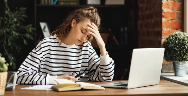 Gefrustreerde Student Casual Kleding Met Gesloten Ogen Proberen Lossen Probleem — Stockfoto