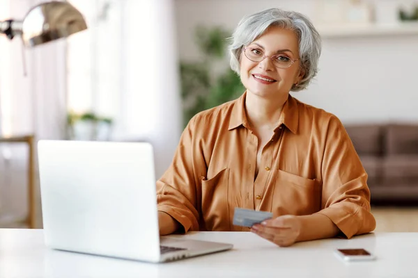 Cheerful Elderly Lady Credit Card Smiling Using Laptop While Sitting — Stock Photo, Image