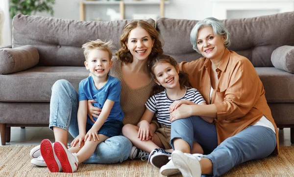 Full Body Moeder Grootmoeder Met Kinderen Glimlachen Kijken Naar Camera — Stockfoto