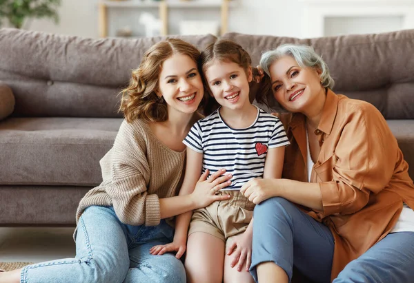 Senhora Idosa Feliz Sorrindo Olhando Para Câmera Enquanto Abraça Filha — Fotografia de Stock