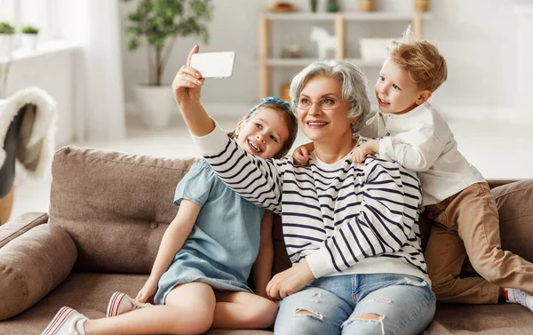 Senior Kvinna Ler Och Tar Selfie Med Glad Pojke Och — Stockfoto