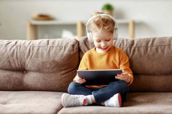 Corpo Inteiro Encantado Menino Fones Ouvido Sorrindo Assistindo Desenhos Animados — Fotografia de Stock