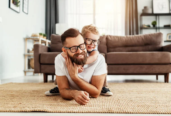 Gelukkig Jongeman Knuffelen Lachen Kleine Zoon Terwijl Het Doorbrengen Van — Stockfoto