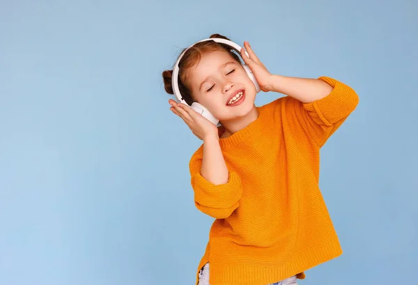 Чарівна Маленька Дівчинка Повсякденному Одязі Натискає Навушники Вуха Посміхається Слухаючи — стокове фото
