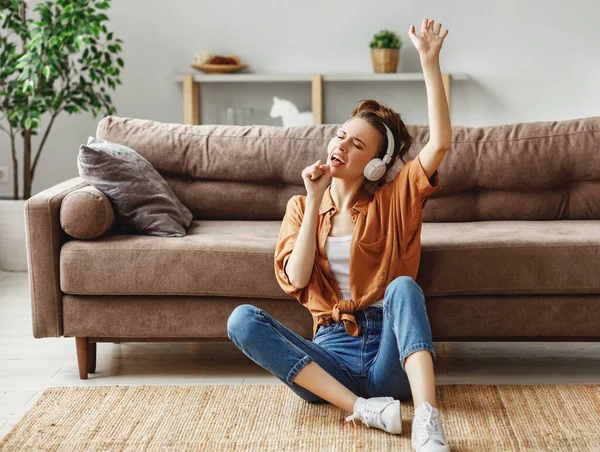 Junge Frau Lässigem Outfit Hört Musik Mit Kopfhörern Und Singt — Stockfoto