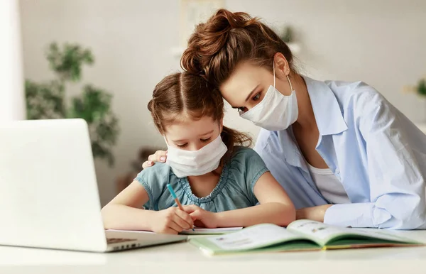 Erschöpfte Frau Medizinischer Maske Sitzt Tisch Und Beobachtet Fleißiges Mädchen — Stockfoto