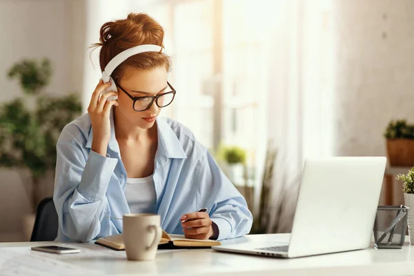 Poważne Skupienie Kobieta Freelancer Okularach Słuchawki Bezprzewodowe Siedząc Laptopie Kubkiem — Zdjęcie stockowe