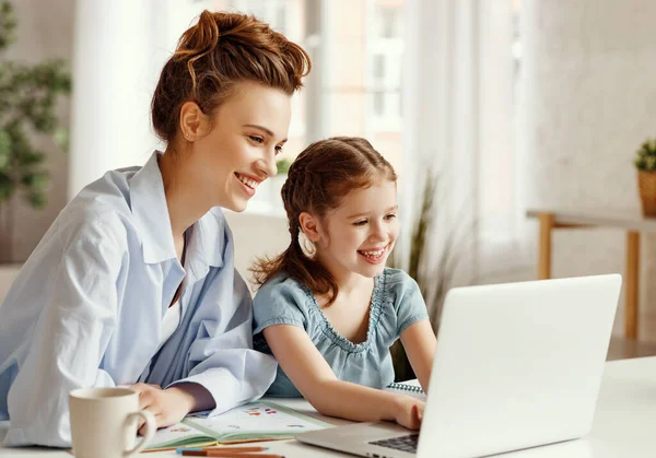 Mujer Joven Positiva Ayudando Hija Búsqueda Información Para Tarea Internet — Foto de Stock