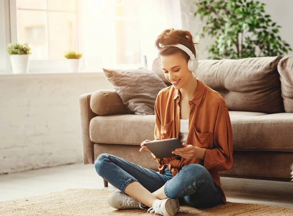 Jeune Femme Satisfaite Vêtements Décontractés Écouteurs Sans Fil Surfer Tablette — Photo