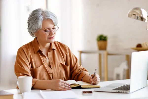 Senior Vrouw Met Laptop Notebook Terwijl Zitten Aan Tafel Werken — Stockfoto