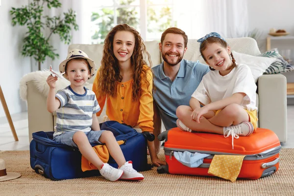 Glückliche Eltern Mit Kindern Lachen Die Kamera Während Sie Auf — Stockfoto