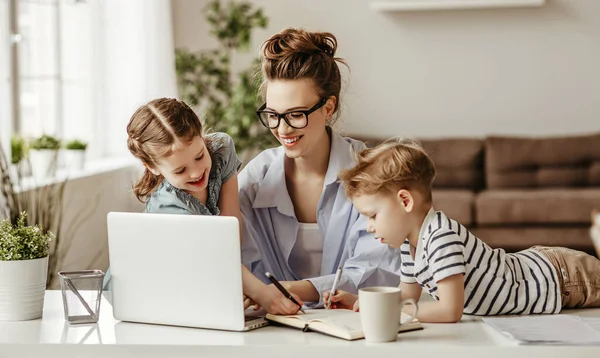 Família Feliz Uma Mãe Freelancer Trabalhando Remotamente Laptop Crianças Divertidas — Fotografia de Stock
