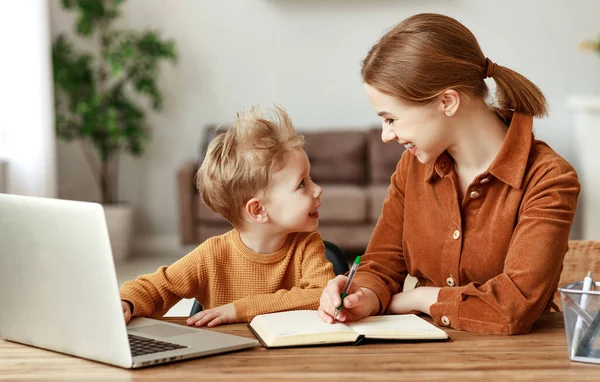 Mujer Adulta Feliz Tomando Notas Mirando Niño Alegre Usando Ordenador — Foto de Stock