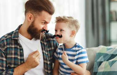 Babalar günü. Mutlu komik aile oğlu ve baba holida üzerinde bıyık ile