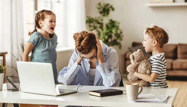 Piccoli Bambini Maliziosi Che Rumoreggiano Distraggono Madre Freelance Cercando Concentrarsi — Foto Stock