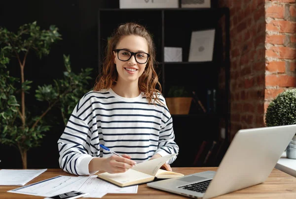 Smart Ung Kvinnlig Entreprenör Glasögon Och Casual Kläder Ler Mot — Stockfoto