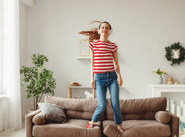 Eccitato Giovane Donna Cuffie Wireless Vestiti Casual Godendo Vita Mentre — Foto Stock