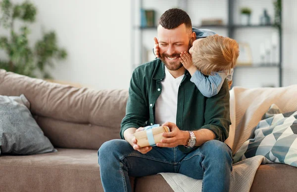 Mutlu Aile Küçük Oğlu Babalar Günü Için Yakışıklı Babayı Kutluyor — Stok fotoğraf