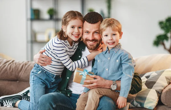 Adorable Hermanita Sonriente Hermano Abrazando Papá Feliz Con Caja Regalo — Foto de Stock