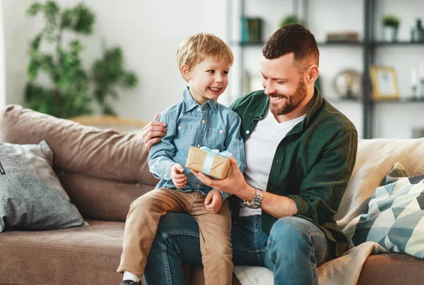 Felice Famiglia Piccolo Figlio Congratula Con Papà Bello Giorno Del — Foto Stock