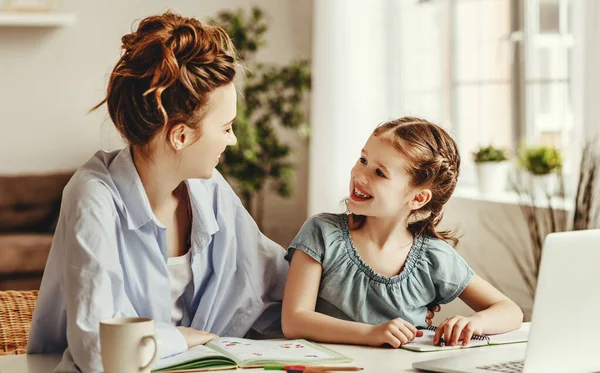 Positieve Jonge Vrouw Helpen Dochter Het Zoeken Naar Informatie Voor — Stockfoto